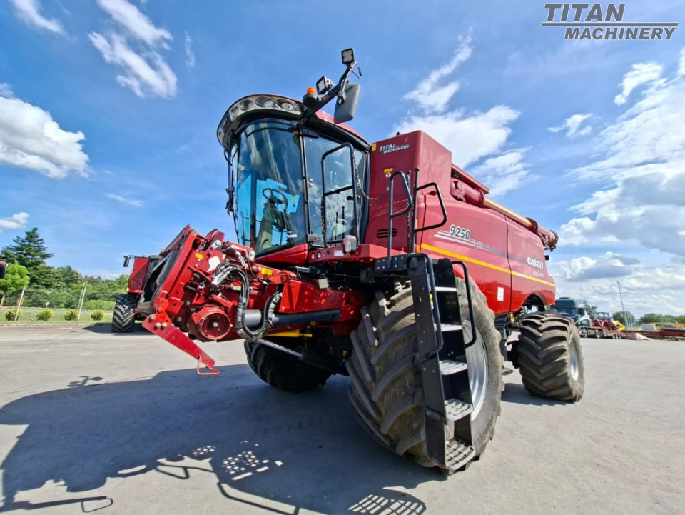 CASE IH Axial-Flow 9250 și Heder de 10,7 m și Cărucior #TMR10608