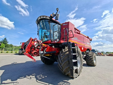 CASE IH Axial-Flow 9250 și Heder de 10,7 m și Cărucior TMR10608
