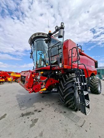 CASE IH Axial-Flow 5150 cu heder de 6,1m si carucior TMR10625